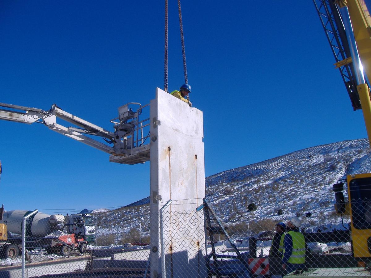 Montaje de un muro prefabricado en obra